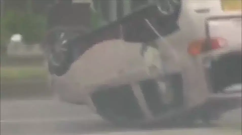 חלף עם הרוח: רכב הועף באוויר על ידי טייפון