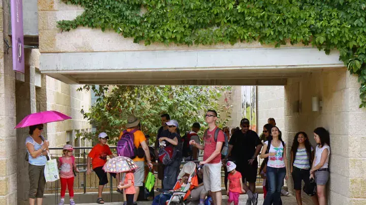 מטיילים ברמת הנדיב מסתתרים מהגשם בשמחת תורה, אוקטובר 2012 מטיילים ברמת הנדיב מסתתרים מהגשם בשמחת תורה, אוקטובר 2012