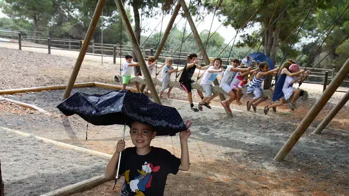 מטיילים ברמת הנדיב מסתתרים מהגשם בשמחת תורה, אוקטובר 2012 מטיילים ברמת הנדיב מסתתרים מהגשם בשמחת תורה, אוקטובר 2012