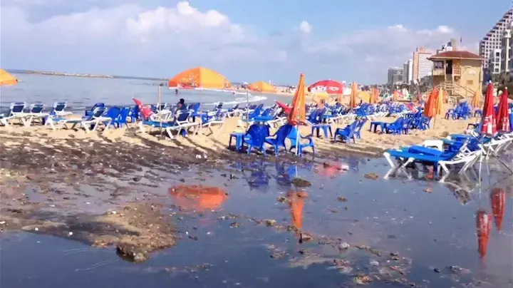 הגשם הראשון השחיר את החופים