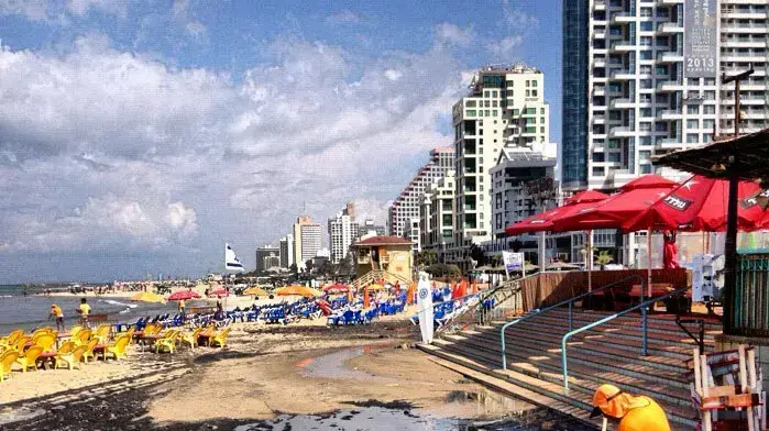 מי הים בחוף הדולפינריום הושחרו בעקבות זיהום אחרי הגשם, אוקטובר 2012 מי הים בחוף הדולפינריום הושחרו בעקבות זיהום אחרי הגשם, אוקטובר 2012