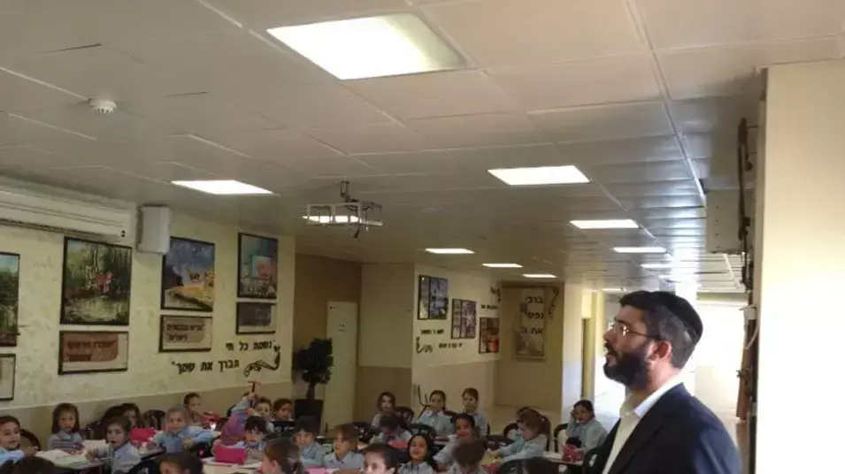 מנכל שס החדש נתי לסרי בסיור בעקבות תלונות הורים, אוקטובר 