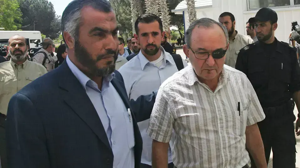 בכיר החמאס ראזי חמד, משמאל, מלווה את השופט ריצ'רד גולדסטון בביקורו ברצועת עזה, יוני 2009 בכיר החמאס ראזי חמד, משמאל, מלווה את השופט ריצ'רד גולדסטון בביקורו ברצועת עזה, יוני 2009