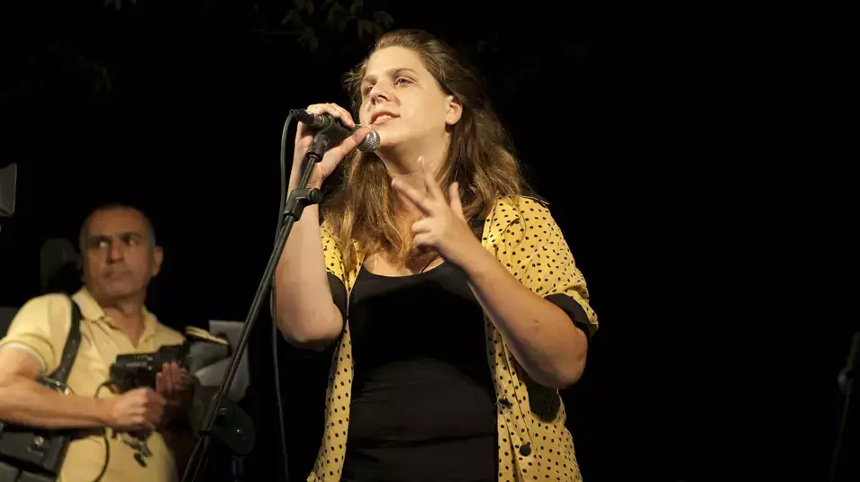 דפני ליף הפגנה מול ביטוח לאומי בתל אביב על יוקר המחייה, אוקטובר 2012