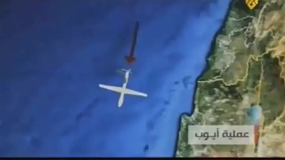 סרטון של רשת "אל-מנאר" בו הדמיה לכאורה של מסלול הטיסה של המזל"ט שהופל בישראל, אוקטובר 2012 סרטון של רשת "אל-מנאר" בו הדמיה לכאורה של מסלול הטיסה של המזל"ט שהופל בישראל, אוקטובר 2012