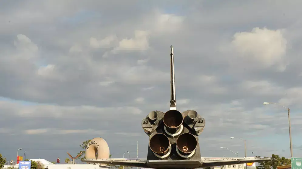מעבורת החלל האמריקאית "אנדוור" במסעה האחרון, חוצה את רחובות לוס אנג'לס מעבורת החלל האמריקאית "אנדוור" במסעה האחרון, חוצה את רחובות לוס אנג'לס