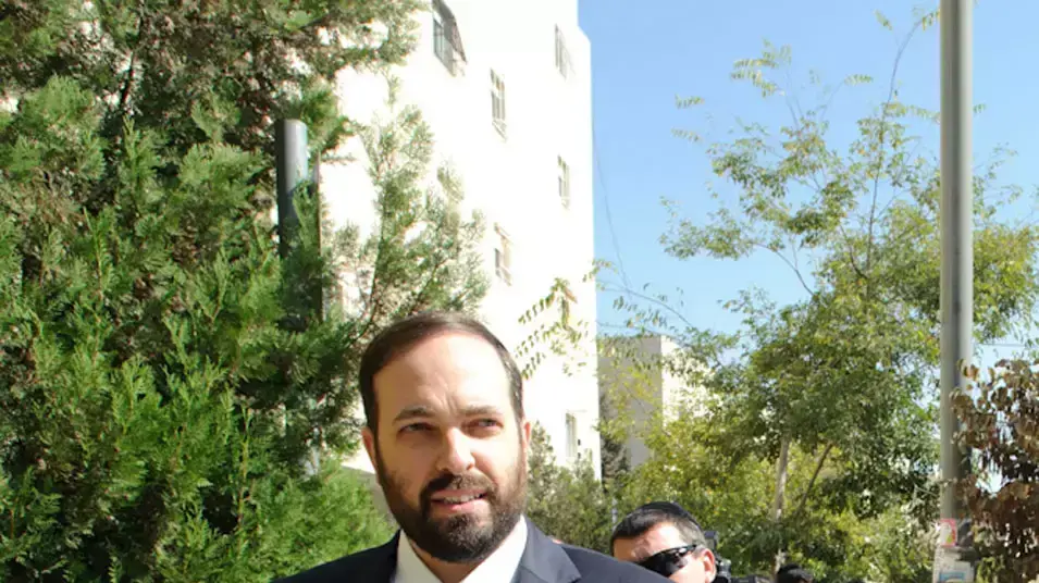 שר הבינוי והשיכון אריאל אטיאס בברית נינו של הרב עובדיה יוסף, אוקטובר 2012 שר הבינוי והשיכון אריאל אטיאס בברית נינו של הרב עובדיה יוסף, אוקטובר 2012