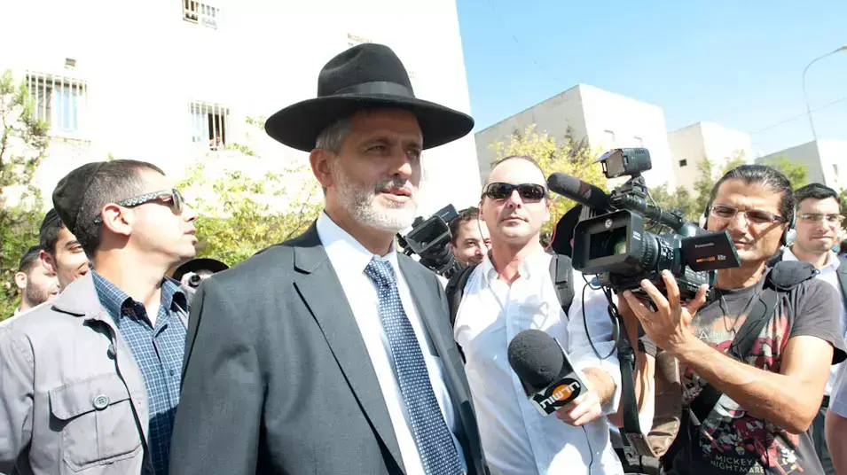 השר אלי ישי בבית נינו של הרב עובדיה יוסף, אוקטובר 2012 השר אלי ישי בבית נינו של הרב עובדיה יוסף, אוקטובר 2012