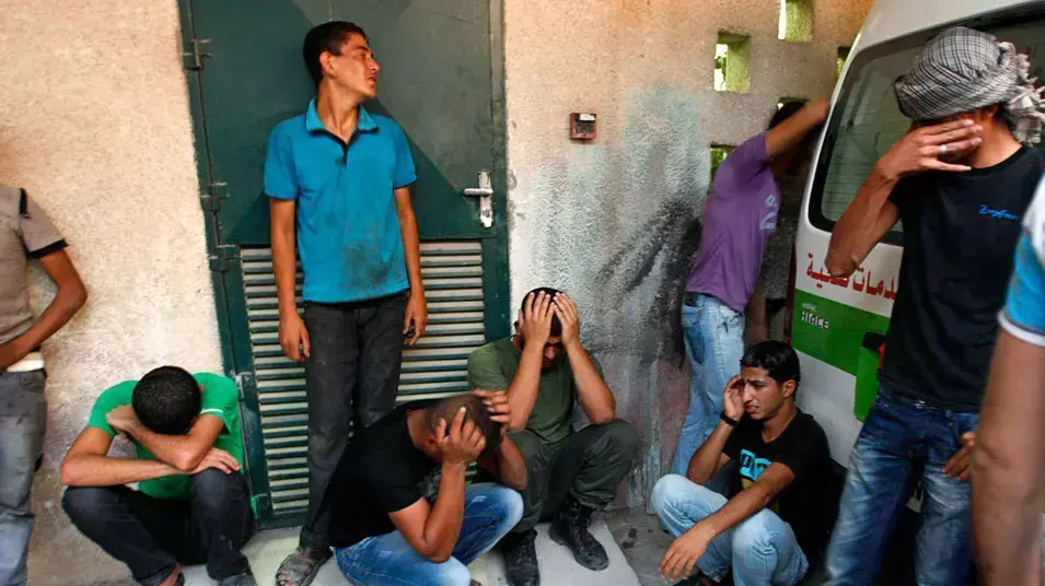 פלסטינים סמוך לבית החולים בעזה לאחר תקיפת צה"ל, אוקטובר 2012