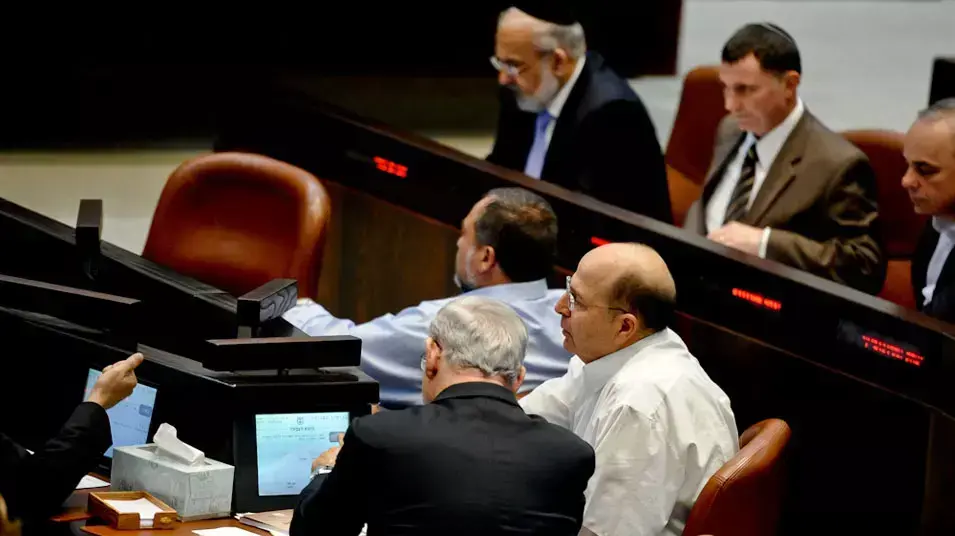 ראש הממשלה, בנימין נתניהו והשר משה בוגי יעלון בהצבעה במליאת הכנסת על פיזור הכנסת ראש הממשלה, בנימין נתניהו והשר משה בוגי יעלון בהצבעה במליאת הכנסת על פיזור הכנסת