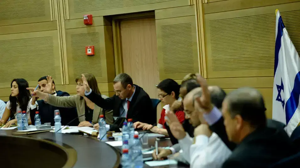 הצבעה בוועדת הכנסת על החוק לפיזור הכנסת