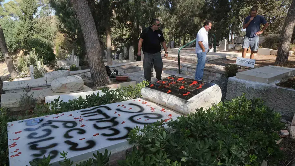 הושחת קברו של משה דיין בנהלל, אוקטובר 2012 הושחת קברו של משה דיין בנהלל, אוקטובר 2012