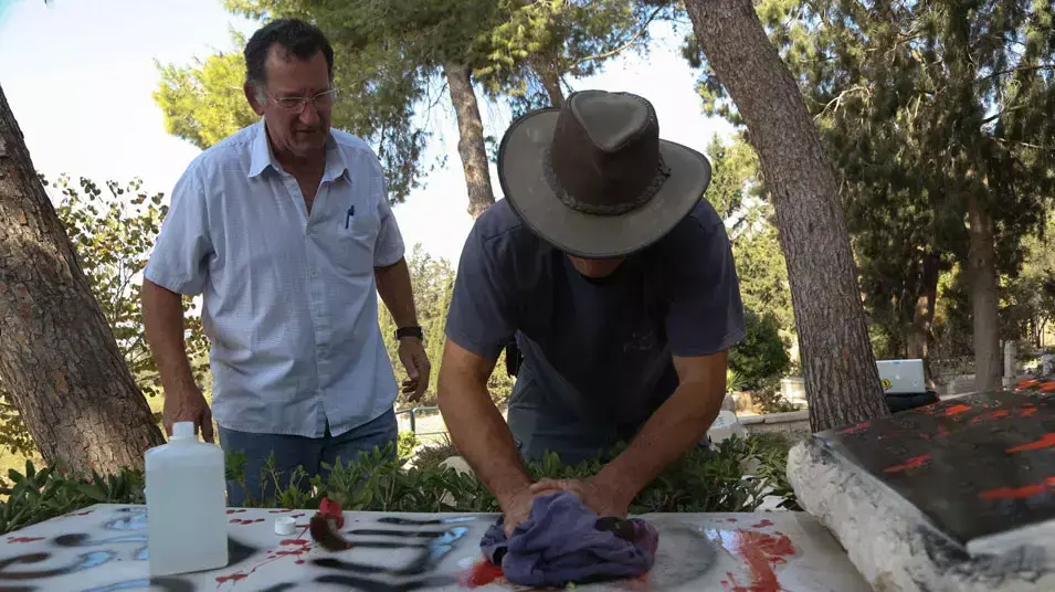 הושחת קברו של משה דיין בנהלל, אוקטובר 2012 הושחת קברו של משה דיין בנהלל, אוקטובר 2012