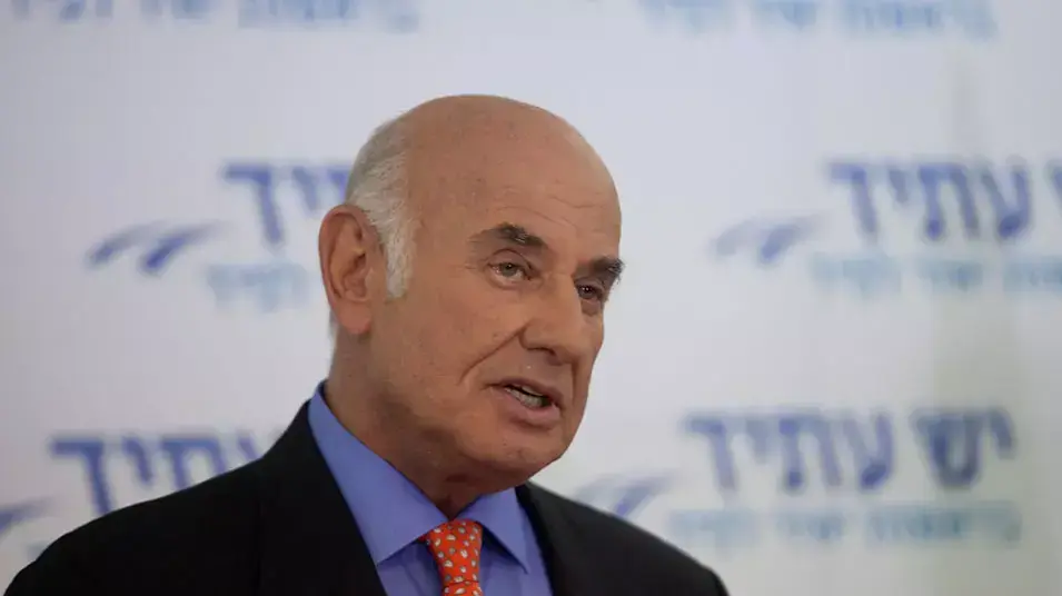 יאיר לפיד מציג במסיבת עיתונאים את יעקב פרי