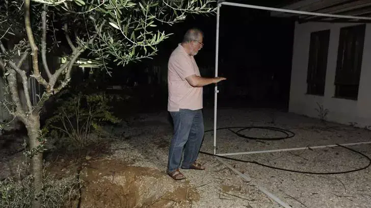 נחיתת רקטת קסאם בחצר בית במועצת חוף אשקלון, 16 באוקטובר 2012 נחיתת רקטת קסאם בחצר בית במועצת חוף אשקלון, 16 באוקטובר 2012