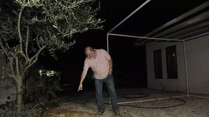 נחיתת רקטת קסאם בחצר בית במועצת חוף אשקלון, 16 באוקטובר 2012 נחיתת רקטת קסאם בחצר בית במועצת חוף אשקלון, 16 באוקטובר 2012