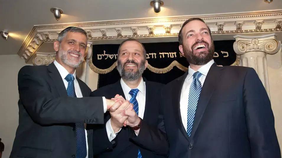 אלי ישי, אריה דרעי ואריאל אטיאס לאחר ההסכמה על הנהגה משולשת בש"ס, אוקטובר 2012 אלי ישי, אריה דרעי ואריאל אטיאס לאחר ההסכמה על הנהגה משולשת בש"ס, אוקטובר 2012