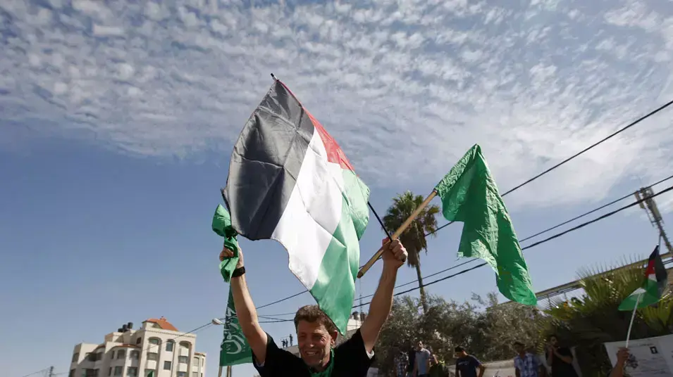 נאאל ברגותי, ששוחרר בעסקת שליט לאחר 34 שנה בכלא הישראלי, חוגג עם שובו לרמאללה, אוקטובר 2011 נאאל ברגותי, ששוחרר בעסקת שליט לאחר 34 שנה בכלא הישראלי, חוגג עם שובו לרמאללה, אוקטובר 2011