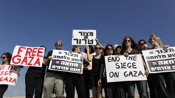 פעילי שמאל בנמל אשדוד לאחר השתלטות צה"ל על הספינה "אסטל", אוקטובר 2012