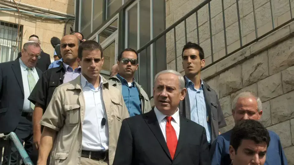 ראש הממשלה בנימין נתניהו ושרי הממשלה מתרגלים פינוי בזמן רעידת אדמה, במשרד רה"מ בירושלים, אוקטובר 2012 ראש הממשלה בנימין נתניהו ושרי הממשלה מתרגלים פינוי בזמן רעידת אדמה, במשרד רה"מ בירושלים, אוקטובר 2012
