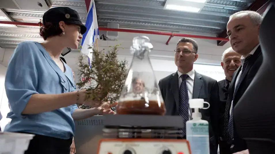 שר האוצר יובל שטייניץ ושר החינוך גדעון סער בסיור במכללת אריאל, אוקטובר 2012 שר האוצר יובל שטייניץ ושר החינוך גדעון סער בסיור במכללת אריאל, אוקטובר 2012