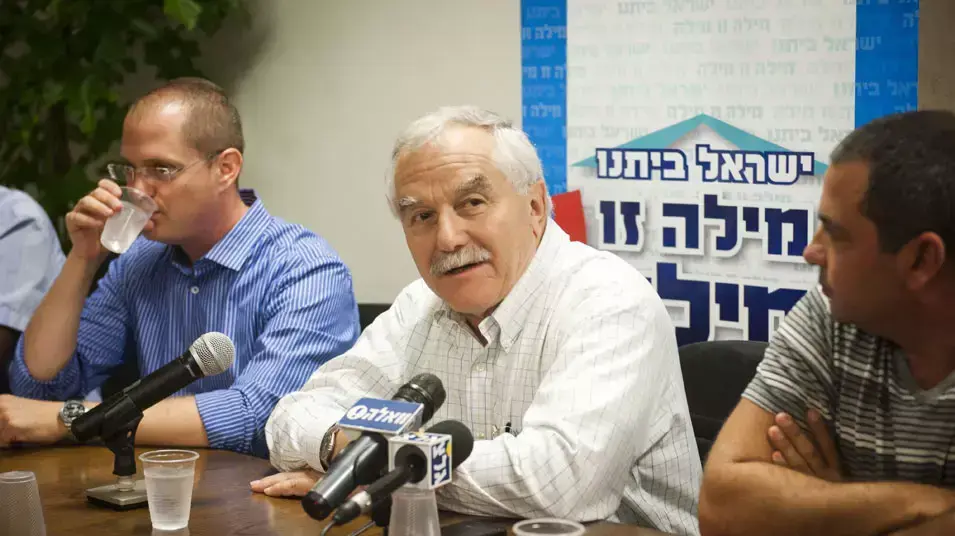 יאיר שמיר נפגש עם פעילי ישראל ביתנו, אוקטובר 2012 יאיר שמיר נפגש עם פעילי ישראל ביתנו, אוקטובר 2012