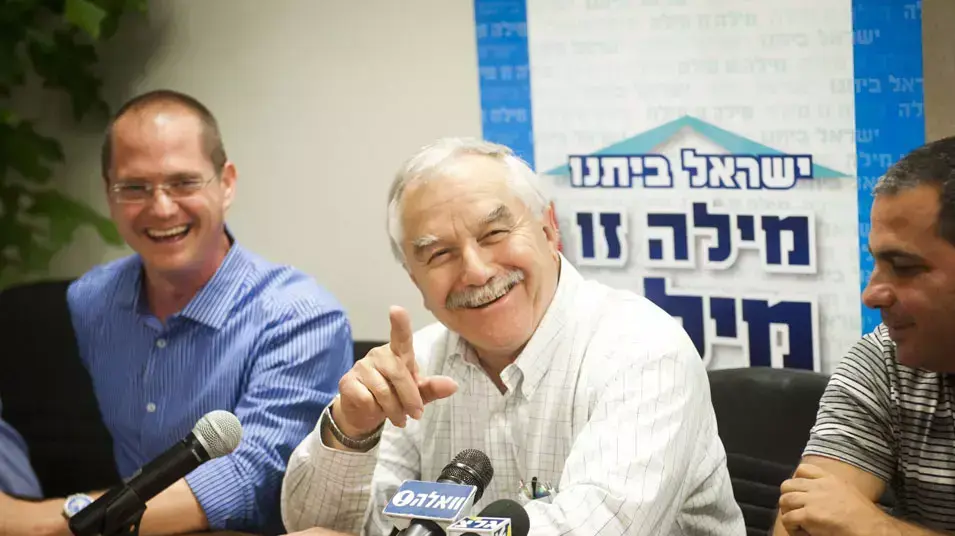 יאיר שמיר נפגש עם פעילי ישראל ביתנו, אוקטובר 2012 יאיר שמיר נפגש עם פעילי ישראל ביתנו, אוקטובר 2012