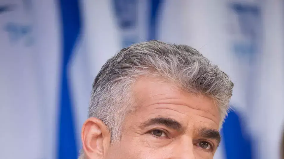 יאיר לפיד במסיבת עיתונאים שבה מציג את המצטרפות החדשות  דר' עדי קול, מקימת הפרויקט "אוניברסיטה בעם" ועו"ד קארין אלהרר, ראש מערך הקליניקות המשפטיות באוניברסיטת בר-אילן, אוקטובר 2012
