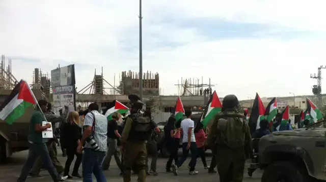 פלסטינים מפגינים מחוץ לסניף רמי לוי בבנימין, אוקטובר 2012 פלסטינים מפגינים מחוץ לסניף רמי לוי בבנימין, אוקטובר 2012