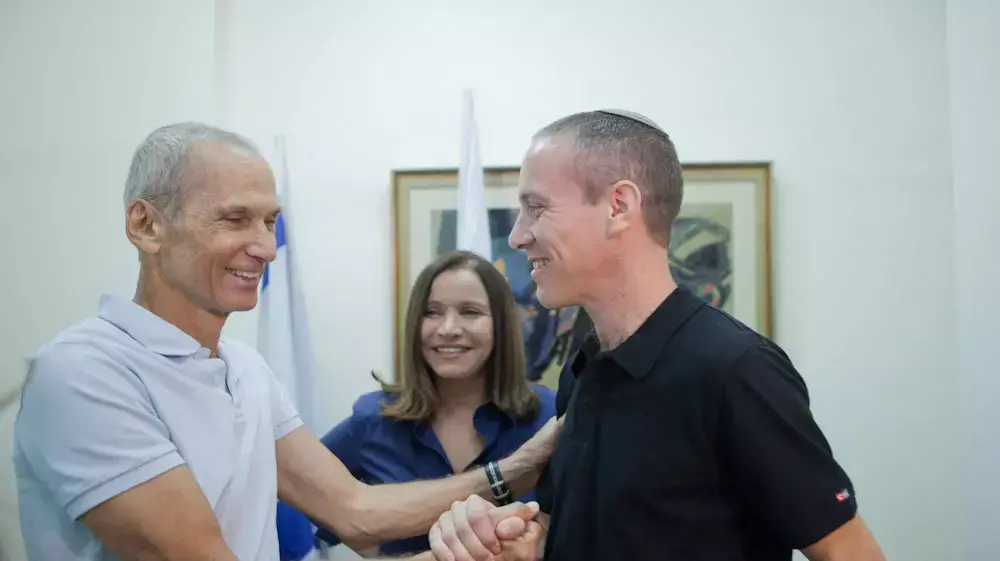 חילי טרופר, מצטרף חדש למפלגת העבודה עם יו"ר המפלגה שלי יחימוביץ , תל אביב, אוקטובר 2012 חילי טרופר, מצטרף חדש למפלגת העבודה עם יו"ר המפלגה שלי יחימוביץ , תל אביב, אוקטובר 2012