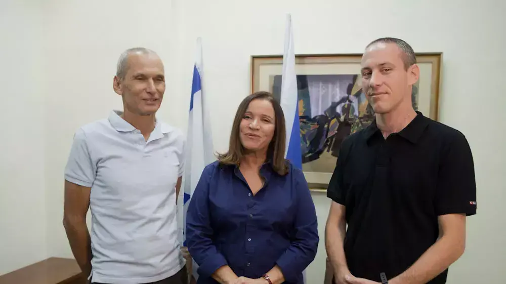 חילי טרופר, מצטרף חדש למפלגת העבודה עם יו"ר המפלגה שלי יחימוביץ , תל אביב, אוקטובר 2012 חילי טרופר, מצטרף חדש למפלגת העבודה עם יו"ר המפלגה שלי יחימוביץ , תל אביב, אוקטובר 2012