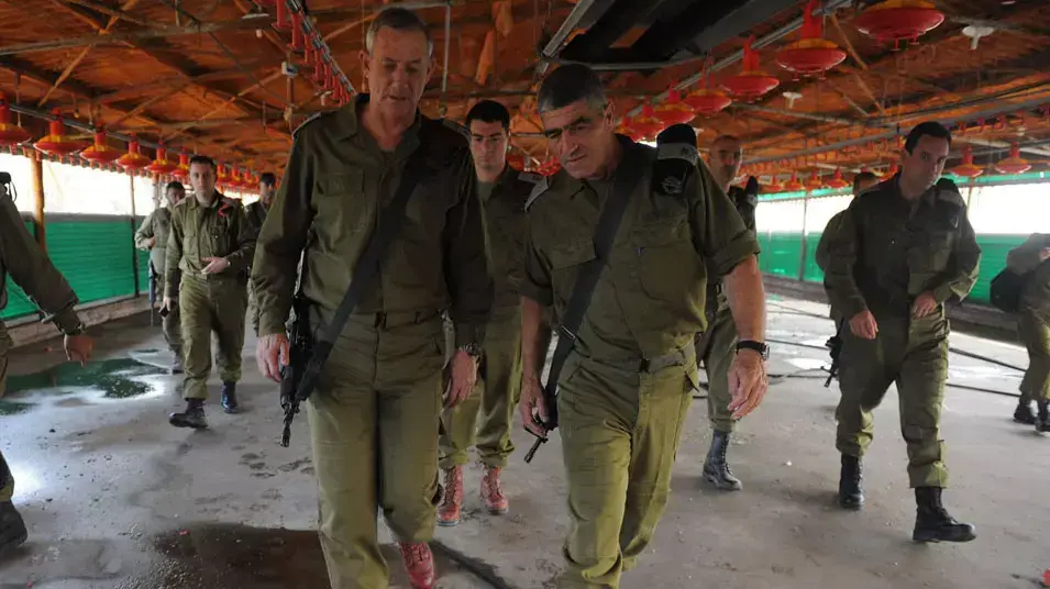 ביקור הרמטכ"ל בני גנץ באוגדת עזה בליוויי מפקד פיקוד דרום יגאל אלון ומפקד אוגדה עזה טל רוסו, אוקטובר 2012 ביקור הרמטכ"ל בני גנץ באוגדת עזה בליוויי מפקד פיקוד דרום יגאל אלון ומפקד אוגדה עזה טל רוסו, אוקטובר 2012