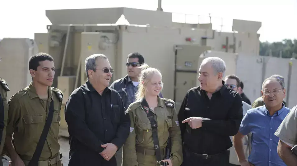 ראש הממשלה בנימין נתניהו ושר הביטחון אהוד ברק בסיור בדרום בסוללת כיפת ברזל, אוקטובר 2012 ראש הממשלה בנימין נתניהו ושר הביטחון אהוד ברק בסיור בדרום בסוללת כיפת ברזל, אוקטובר 2012