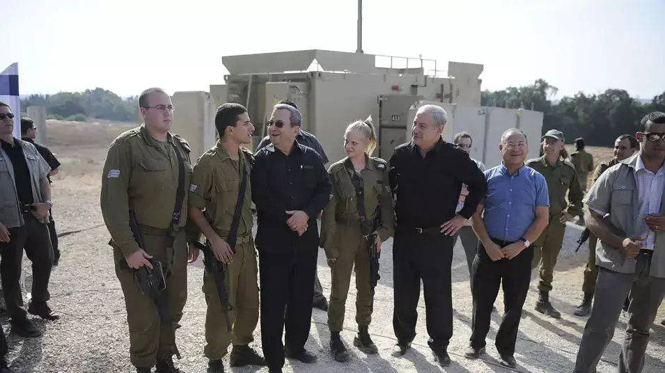 ראש הממשלה בנימין נתניהו ושר הביטחון אהוד ברק בסיור בדרום בסוללת כיפת ברזל, אוקטובר 2012 ראש הממשלה בנימין נתניהו ושר הביטחון אהוד ברק בסיור בדרום בסוללת כיפת ברזל, אוקטובר 2012