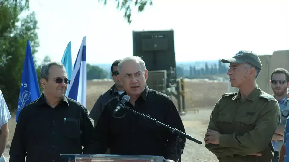 ראש הממשלה בנימין נתניהו ושר הביטחון אהוד ברק בסיור בדרום בסוללת כיפת ברזל, אוקטובר 2012 ראש הממשלה בנימין נתניהו ושר הביטחון אהוד ברק בסיור בדרום בסוללת כיפת ברזל, אוקטובר 2012