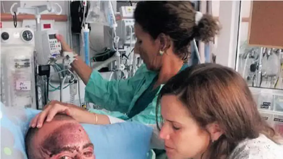 סרן זיו שילון, שנפצע מפיצוץ מטען בגבול עזה בבית החולים סורוקה אחרי קטיעת ידו ,אוקטובר 2012 סרן זיו שילון, שנפצע מפיצוץ מטען בגבול עזה בבית החולים סורוקה אחרי קטיעת ידו ,אוקטובר 2012