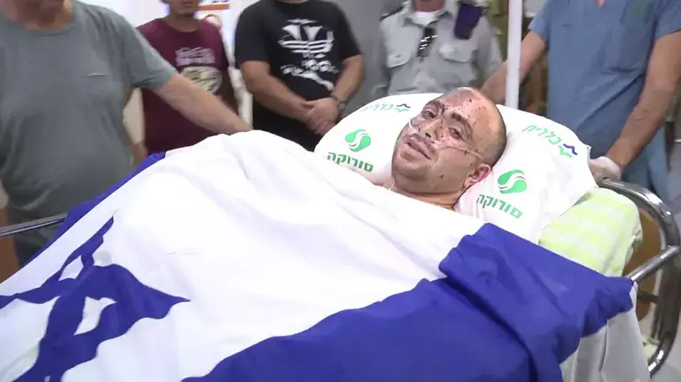 צבו של הקצין מוסיף להשתפר: "מנסה לחייך"