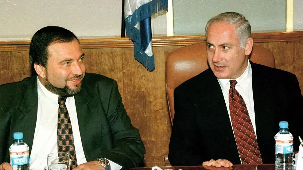 בנימין נתניהו ומנכ"ל משרד ראש הממשלה דאז אביגדור ליברמן, 1997 בנימין נתניהו ומנכ"ל משרד ראש הממשלה דאז אביגדור ליברמן, 1997
