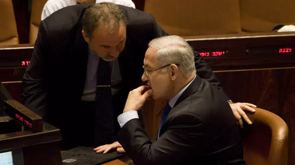 ראש הממשלה בנימין נתניהו ושר החוץ אביגדור ליברמן בכנסת, אפריל 2010 ראש הממשלה בנימין נתניהו ושר החוץ אביגדור ליברמן בכנסת, אפריל 2010