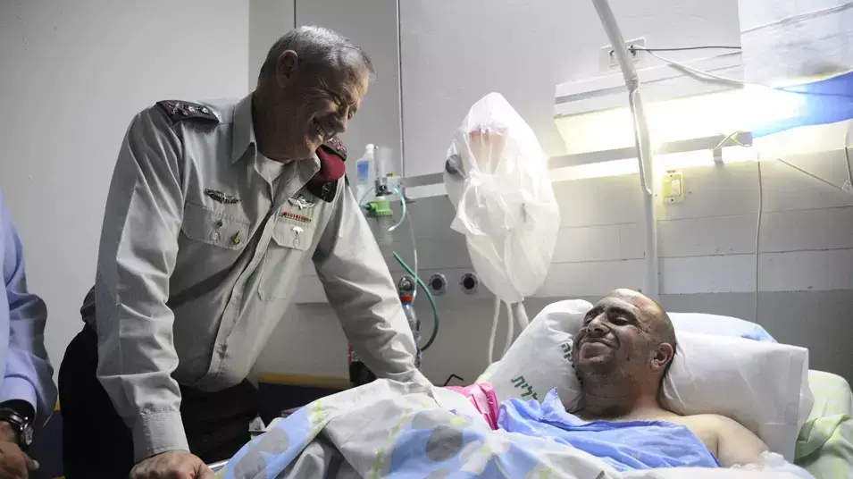 הרמטכ"ל בני גנץ מבקר את הקצין פצוע סרן זיו שילון הרמטכ"ל בני גנץ מבקר את הקצין פצוע סרן זיו שילון