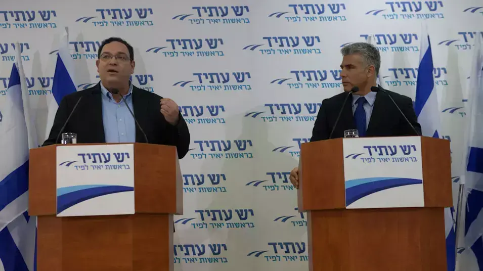 יאיר לפיד והרב שי פירון במסיבת עיתונאים עם הצטרפותו, אוקטובר 2012 יאיר לפיד והרב שי פירון במסיבת עיתונאים עם הצטרפותו, אוקטובר 2012