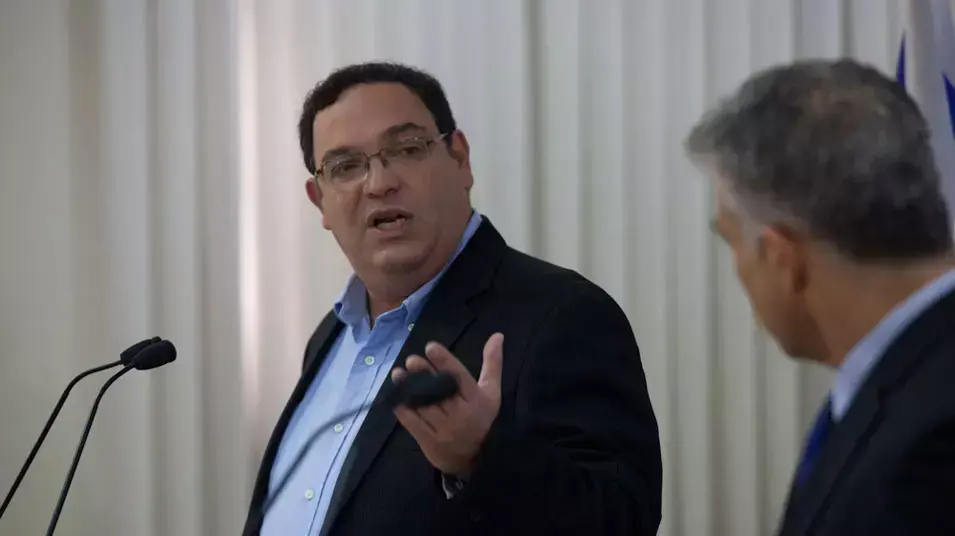 יאיר לפיד מציג את המצטרף החדש ל"יש עתיד", הרב שי פירון