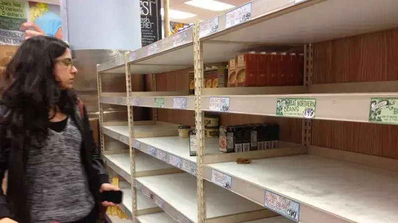 מדפים ריקים במרכול בניו יורק לקראת הוריקן ?סנדי?. ניו יורק, ארה?ב, 27 באוקטובר 2012 מדפים ריקים במרכול בניו יורק לקראת הוריקן ?סנדי?. ניו יורק, ארה?ב, 27 באוקטובר 2012