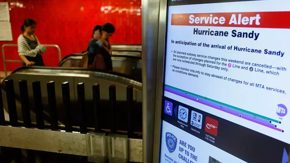 אזהרה ברכבת התחתית בעיר ניו יורק לקראת הוריקן "סנדי". ניו יורק, ארה"ב, 28-27 באוקטובר 2012 אזהרה ברכבת התחתית בעיר ניו יורק לקראת הוריקן "סנדי". ניו יורק, ארה"ב, 28-27 באוקטובר 2012