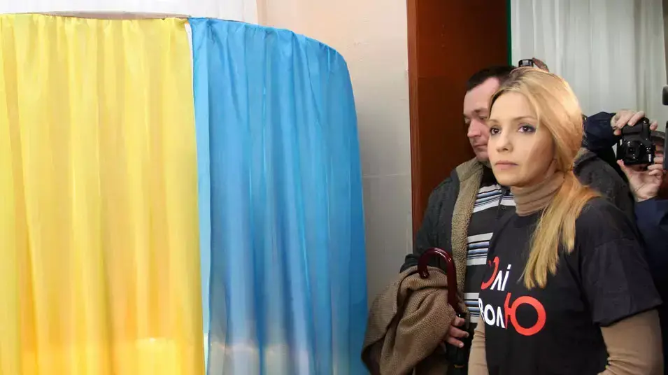 יבגניה טימושנקו, בתה של מנהיגת האופוזיציה הכלואה יוליה טימושנקו, מצביעה בבחירות לפרלמנט. דניפרופטרובסק, 28 באוקטובר 2012 יבגניה טימושנקו, בתה של מנהיגת האופוזיציה הכלואה יוליה טימושנקו, מצביעה בבחירות לפרלמנט. דניפרופטרובסק, 28 באוקטובר 2012