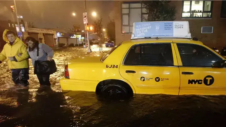 מונית בכביש מוצף במהלך הסופה "סנדי" בניו יורק, אוקטובר 2012 מונית בכביש מוצף במהלך הסופה "סנדי" בניו יורק, אוקטובר 2012
