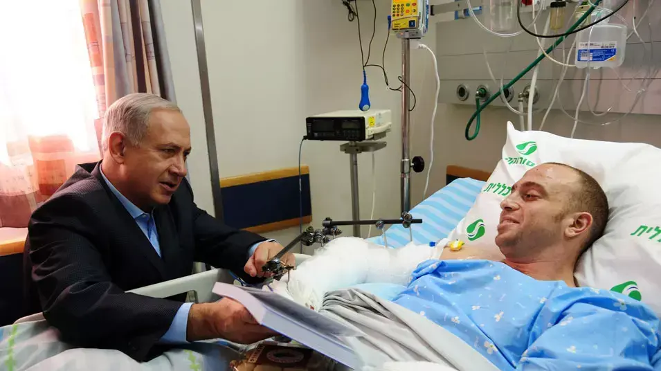ביקור בנימין נתניהו בבית החולים סורוקה את, סרן זיו שילון ,אוקטובר 2012 ביקור בנימין נתניהו בבית החולים סורוקה את, סרן זיו שילון ,אוקטובר 2012