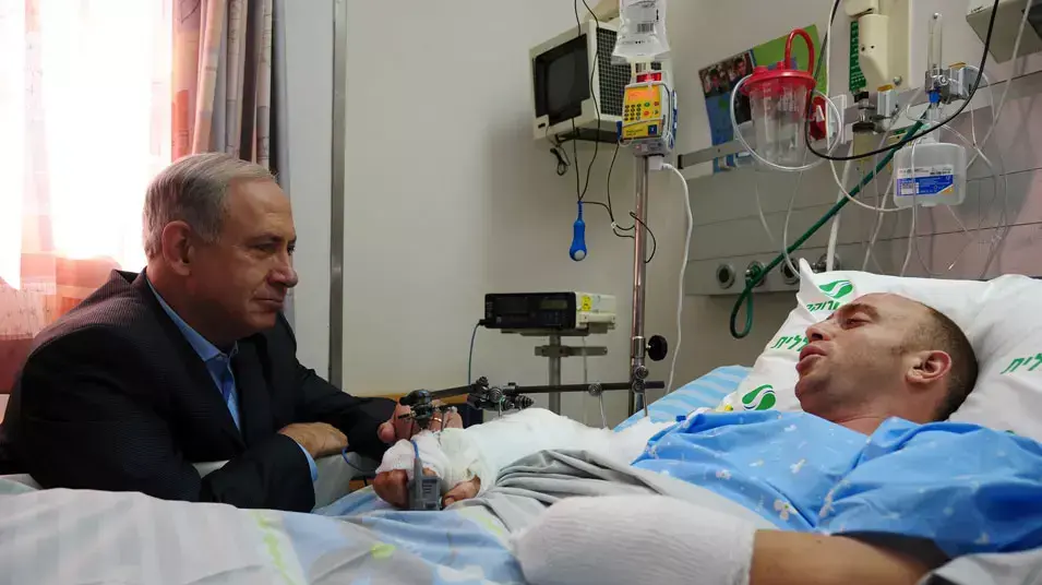 ביקור בנימין נתניהו בבית החולים סורוקה את, סרן זיו שילון ,אוקטובר 2012 ביקור בנימין נתניהו בבית החולים סורוקה את, סרן זיו שילון ,אוקטובר 2012