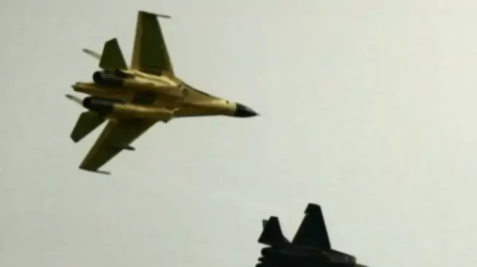 מטוס חמקן סיני מדגם J-31 בטיסתו הראשון. 31 באוקטובר 2012 מטוס חמקן סיני מדגם J-31 בטיסתו הראשון. 31 באוקטובר 2012