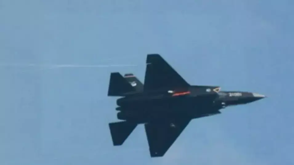 מטוס חמקן סיני מדגם J-31 בטיסתו הראשון. 31 באוקטובר 2012 מטוס חמקן סיני מדגם J-31 בטיסתו הראשון. 31 באוקטובר 2012